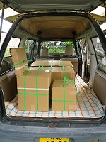 再塗装したデスクセットを内地へ発送